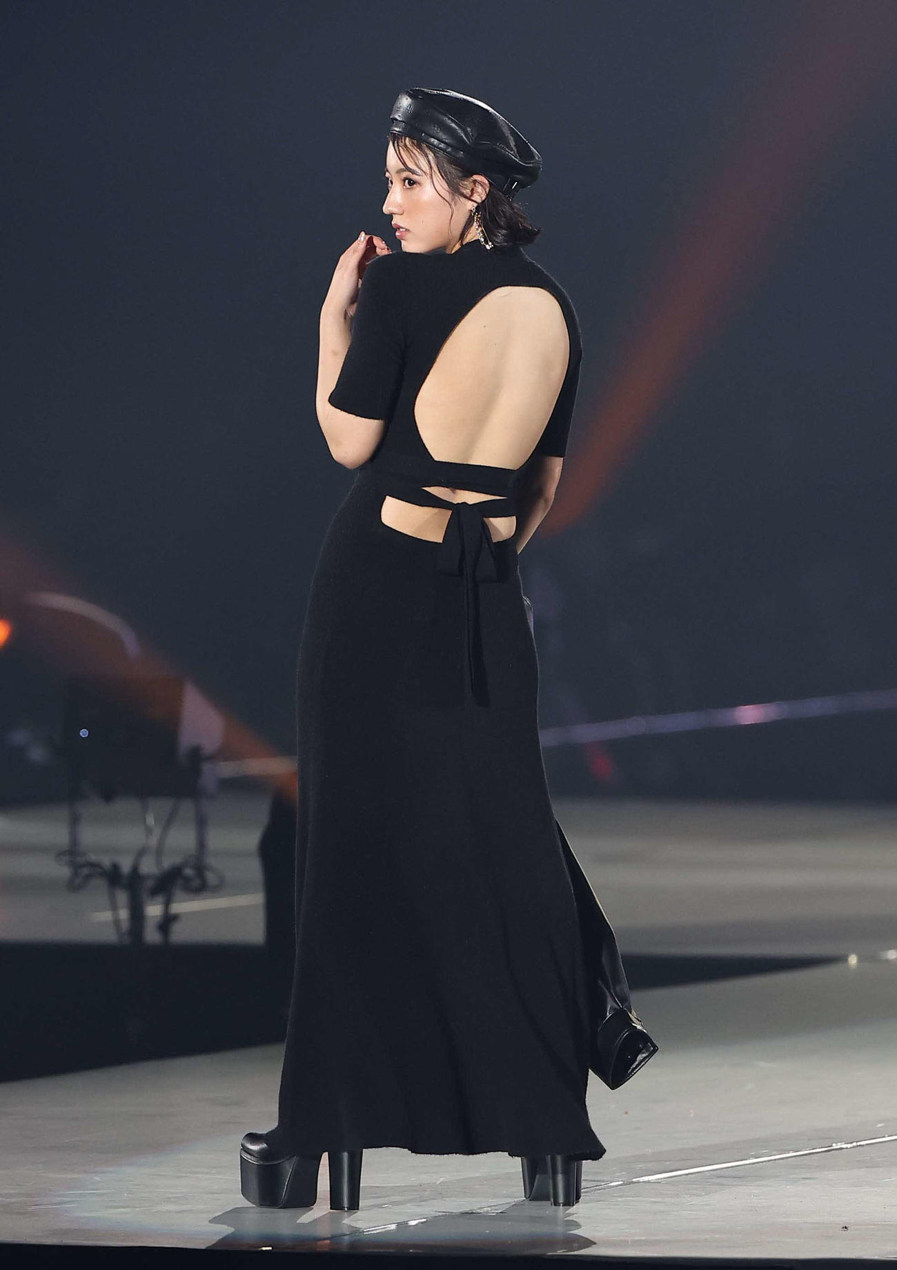 ランウェイを歩く仲本愛美（撮影・上田博志）