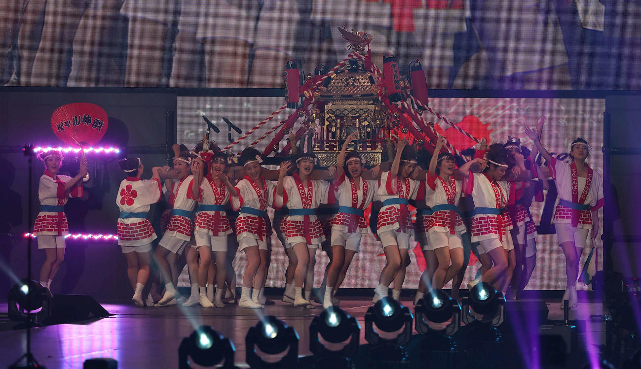 天神祭ギャルみこし（撮影・上田博志）