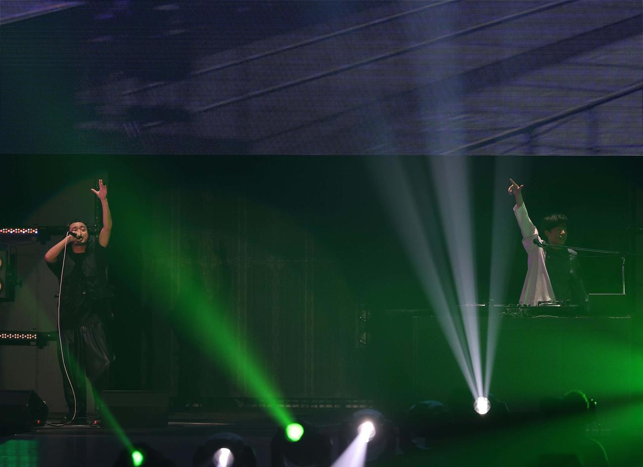 ステージで歌うCreepy Nuts（撮影・上田博志）