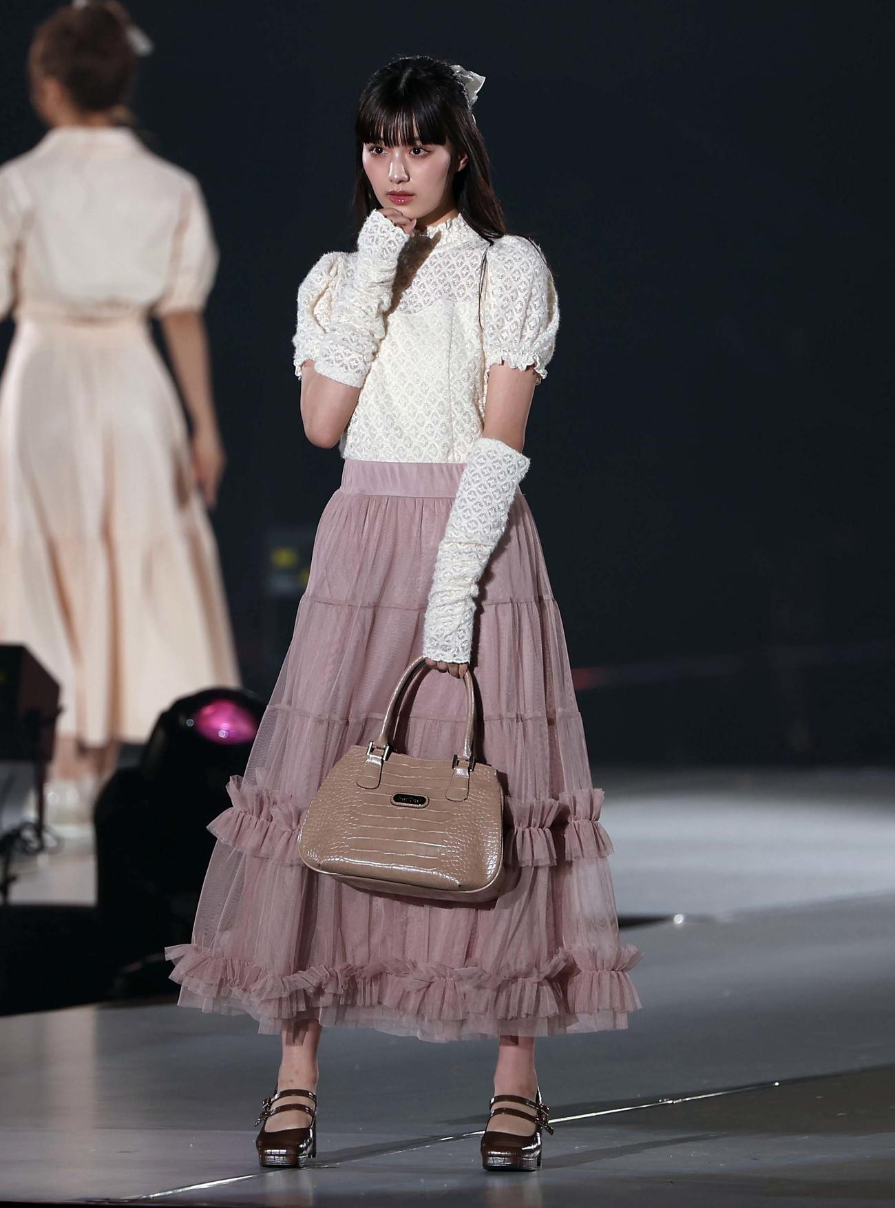 ランウェイを歩く鶴嶋乃愛（撮影・上田博志）
