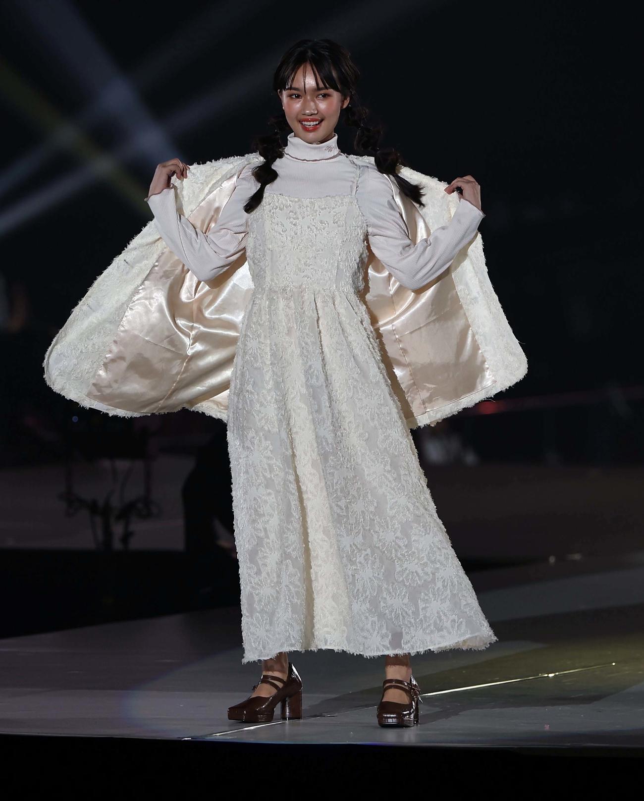 ランウェイを歩く新井舞良（撮影・上田博志）
