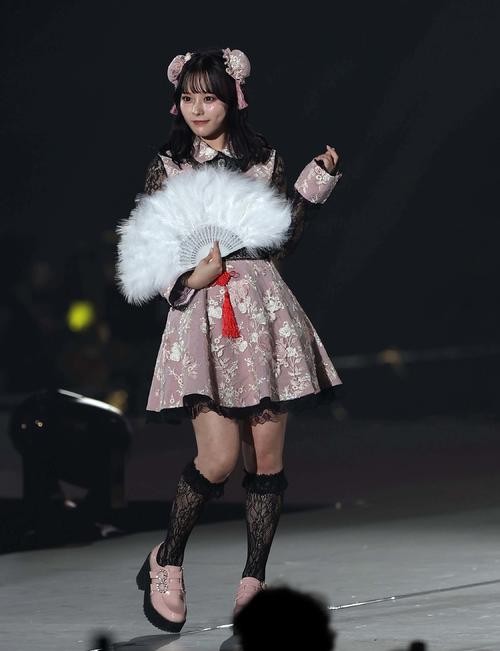 ランウェイを歩く斉藤なぎさ（撮影・上田博志）