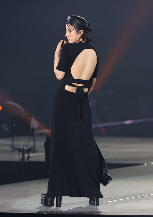 ランウェイを歩く仲本愛美（撮影・上田博志）