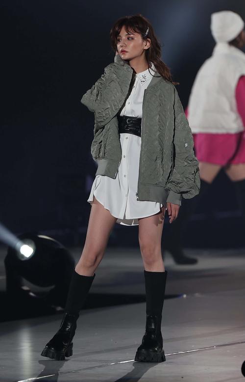 ランウェイを歩く村田倫子（撮影・上田博志）