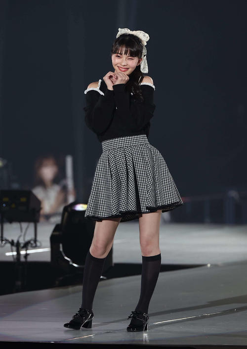 ランウェイを歩く川口ゆりな（撮影・上田博志）