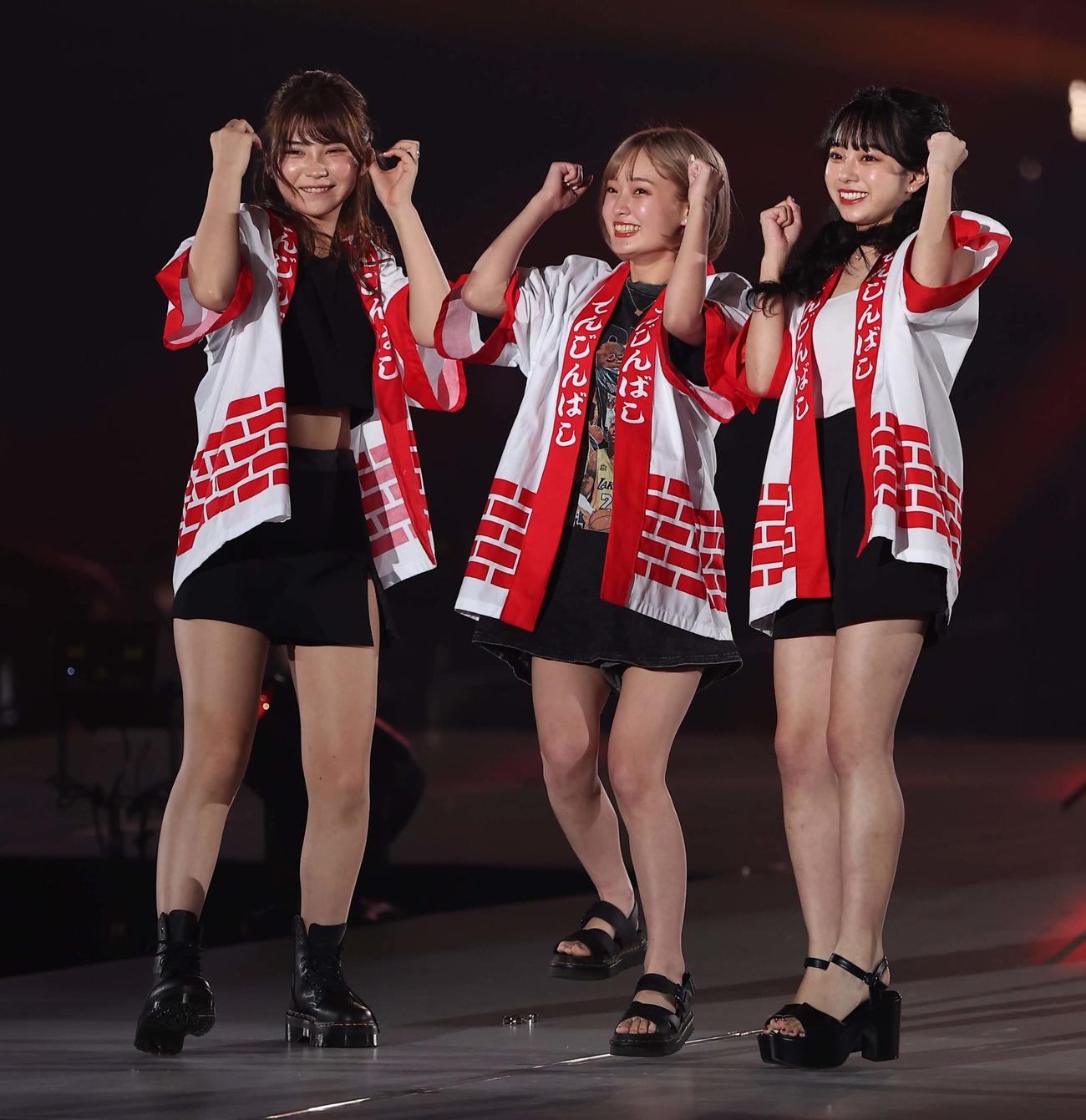 ランウェイを歩く左から増田彩乃、夢咲ももな、MOMOKA（撮影・上田博志）