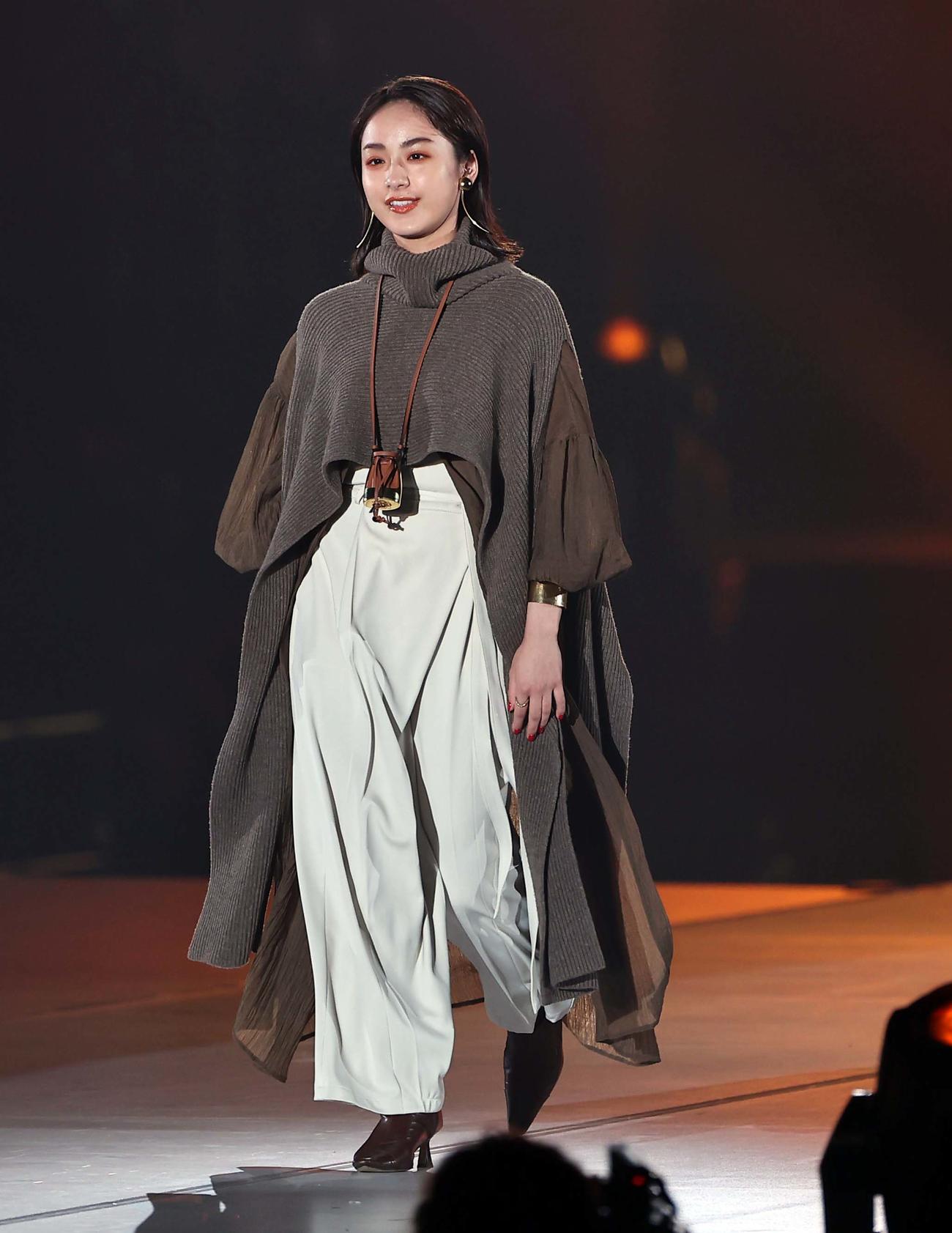 ランウェイを歩く平祐奈（撮影・上田博志）