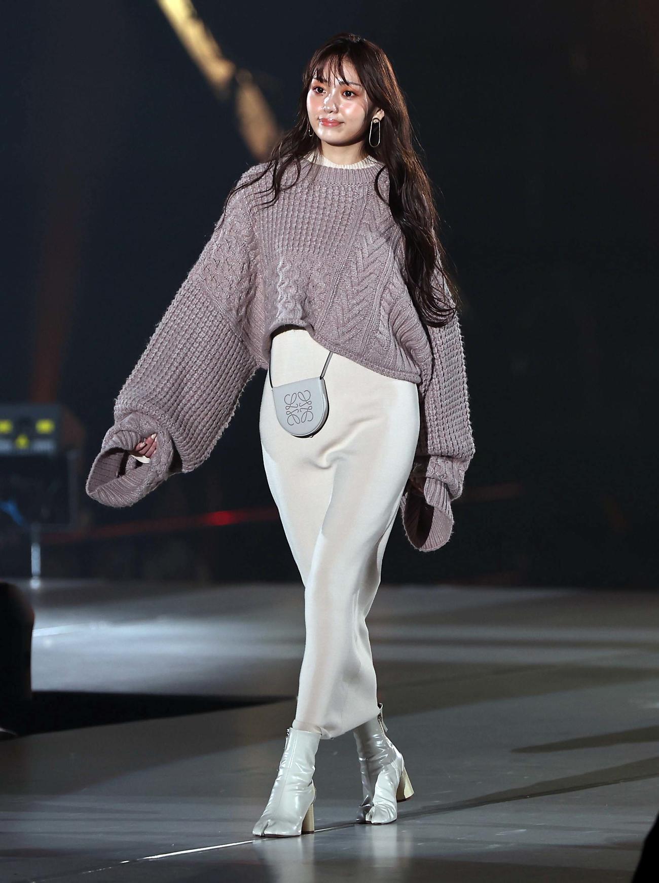 ランウェイを歩く野咲美優（撮影・上田博志）