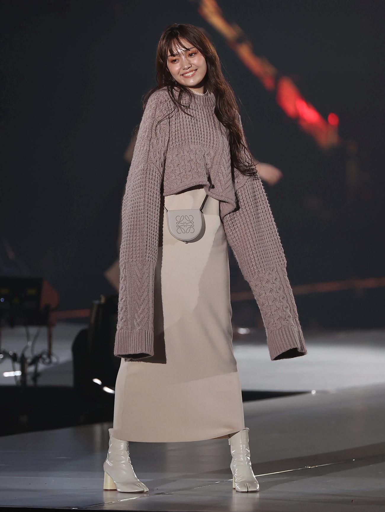 ランウェイを歩く野咲美優（撮影・上田博志）