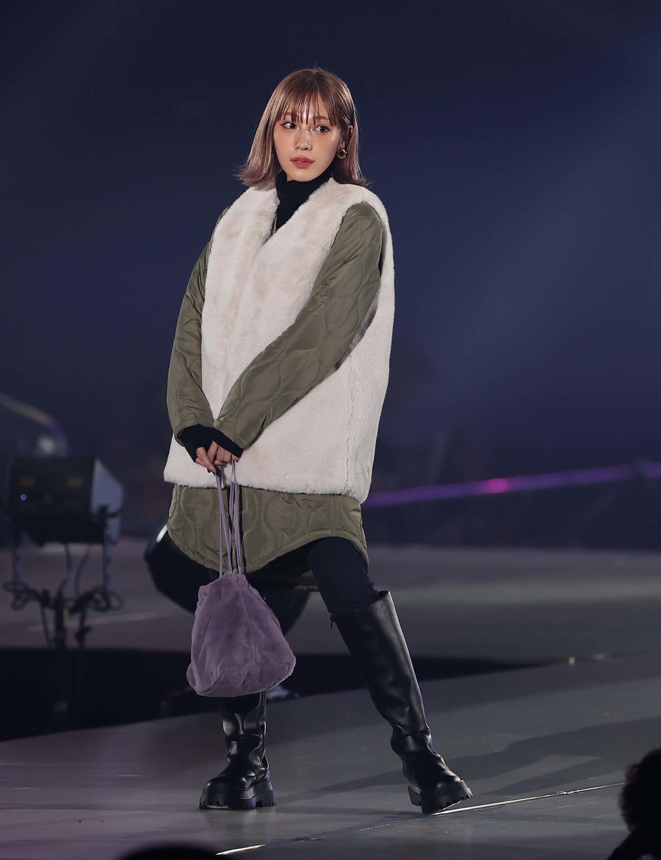 ランウェイを歩く古川優香（撮影・上田博志）