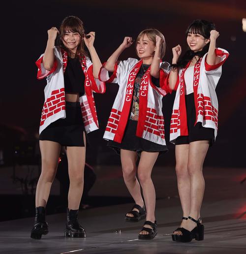 ランウェイを歩く左から増田彩乃、夢咲ももな、MOMOKA(撮影・上田博志)