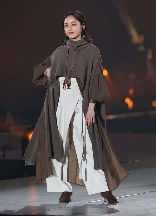 ランウェイを歩く平祐奈(撮影・上田博志)