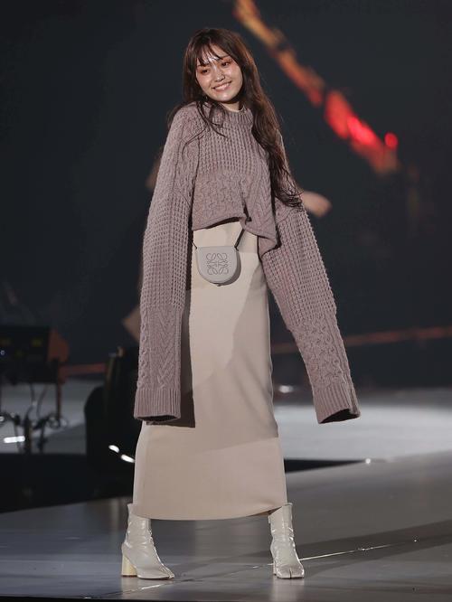 ランウェイを歩く野咲美優(撮影・上田博志)