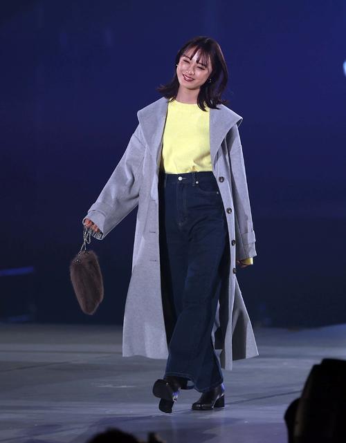 ランウェイを歩く大友花恋(撮影・上田博志)