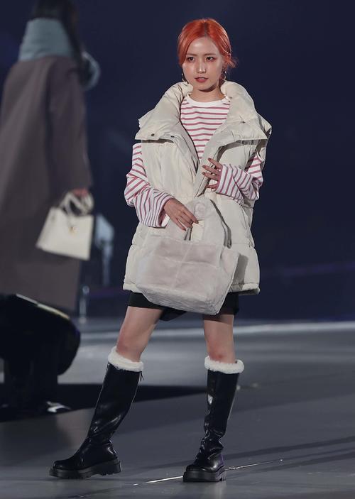 ランウェイを歩く本田仁美(撮影・上田博志)