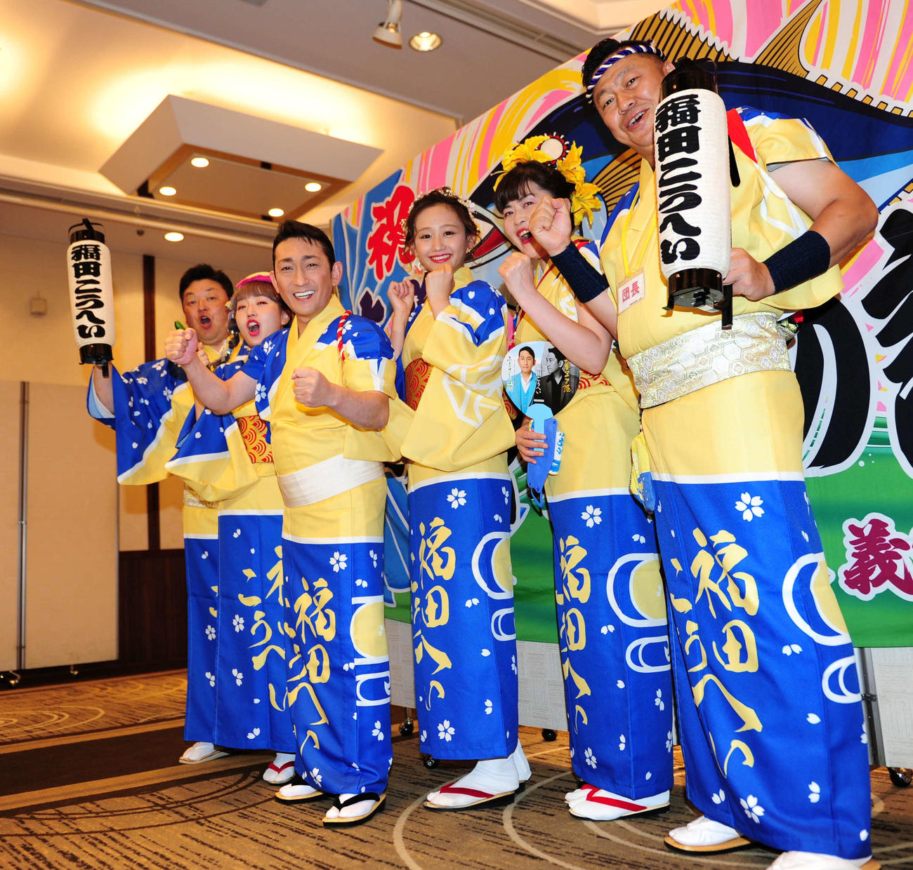 盛岡さんさ踊りに参加した「チームこうへい」。中央が福田こうへい
