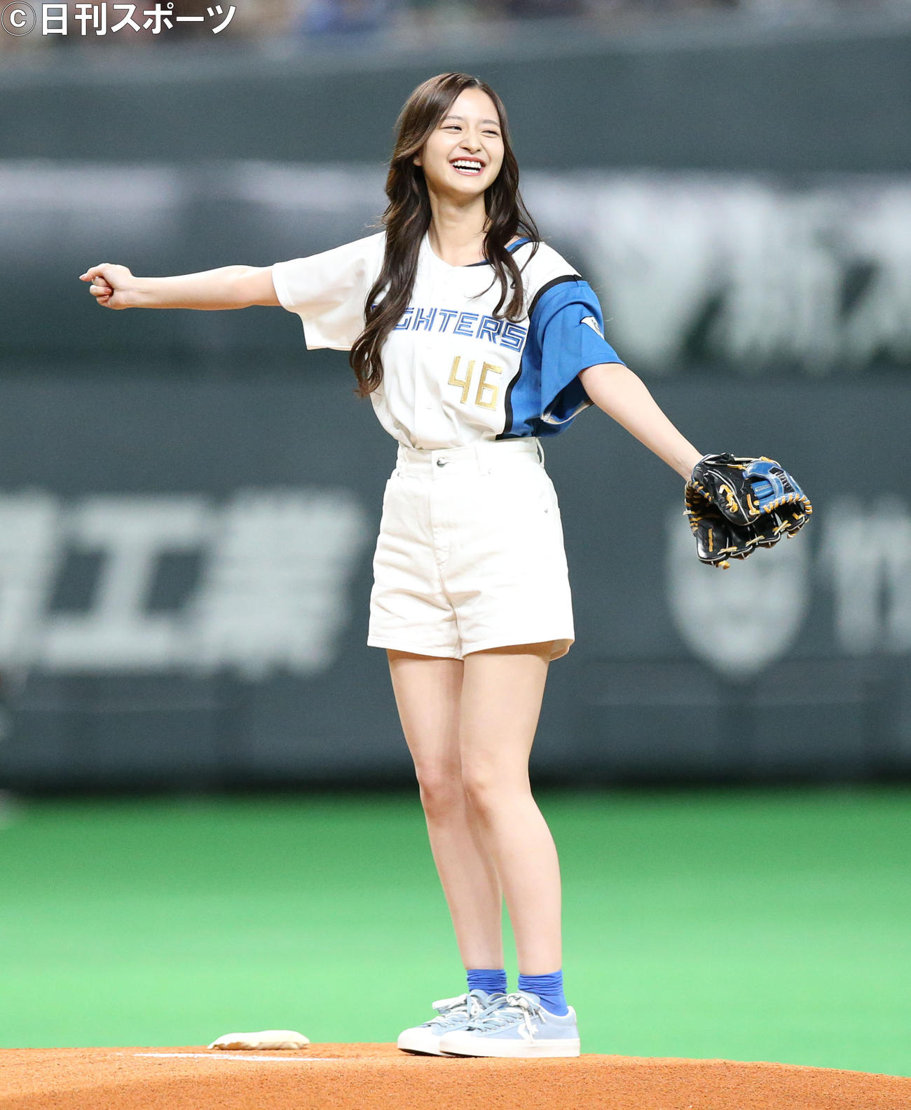 日本ハム対ソフトバンク　ファーストピッチセレモニーを務め笑顔を見せる乃木坂46の金川紗耶（撮影・佐藤翔太）