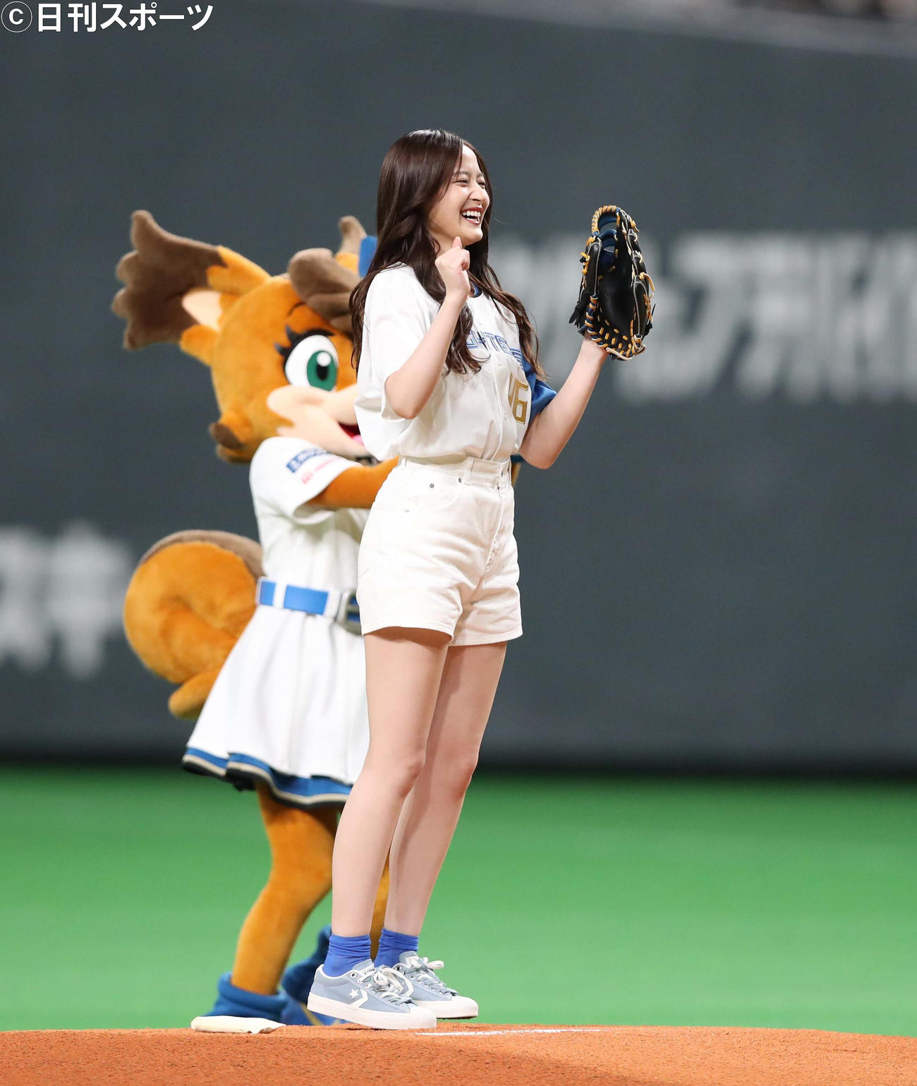 日本ハム対ソフトバンク　ファーストピッチセレモニーで投球する乃木坂46の金川紗耶（撮影・黒川智章）