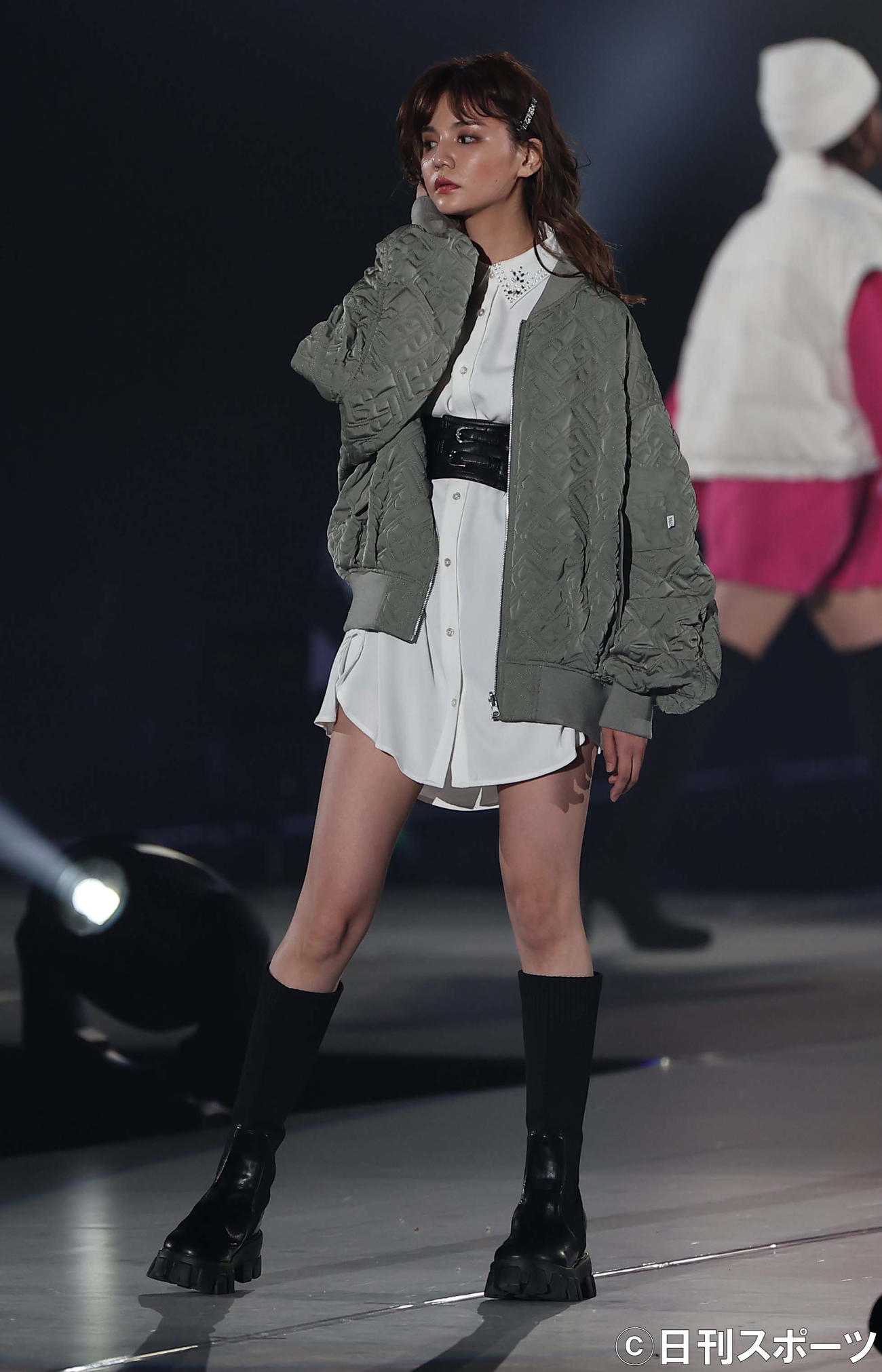 ランウェイを歩く村田倫子（撮影・上田博志）