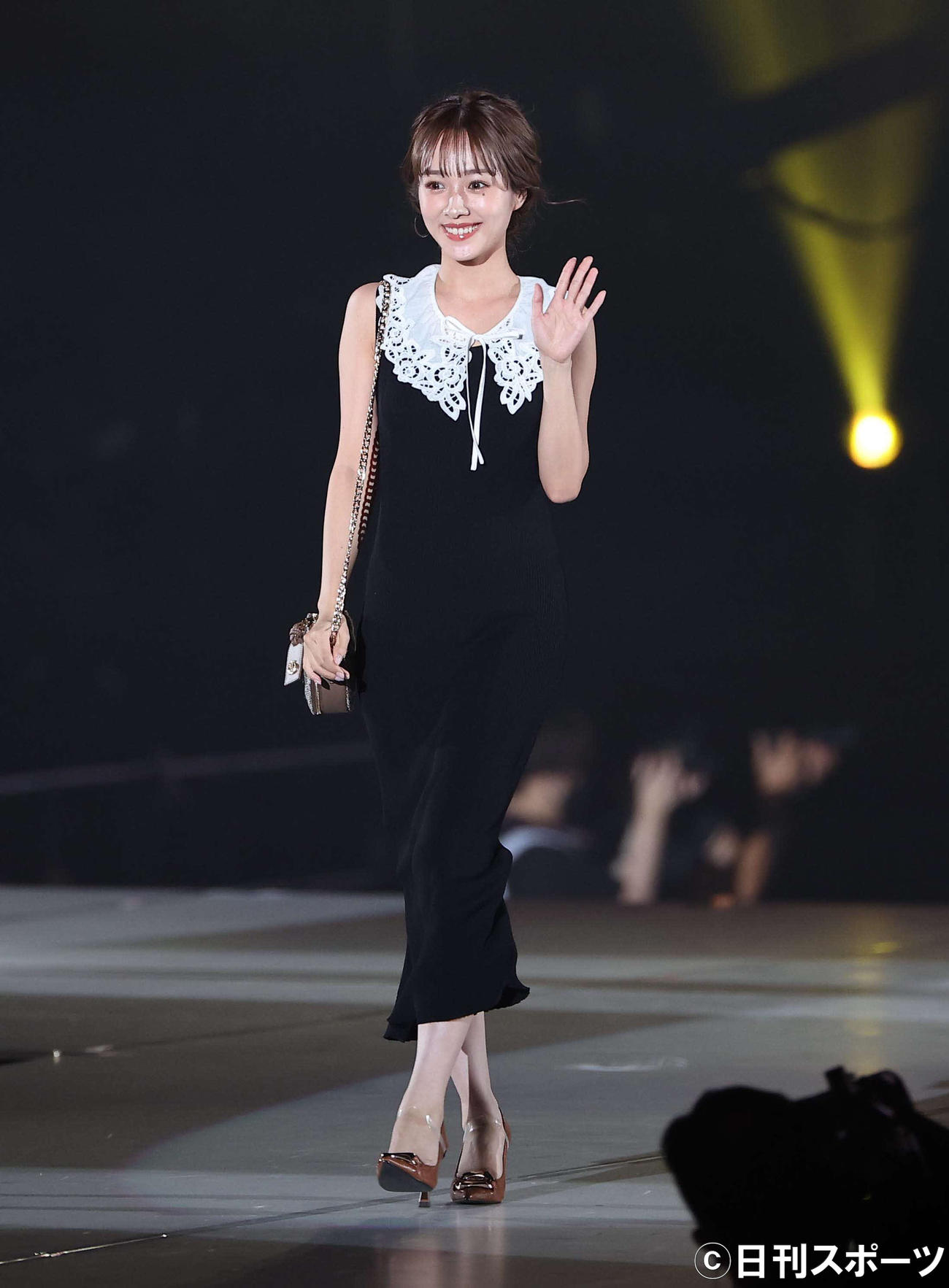 ランウェイを歩く前田希美（撮影・上田博志）