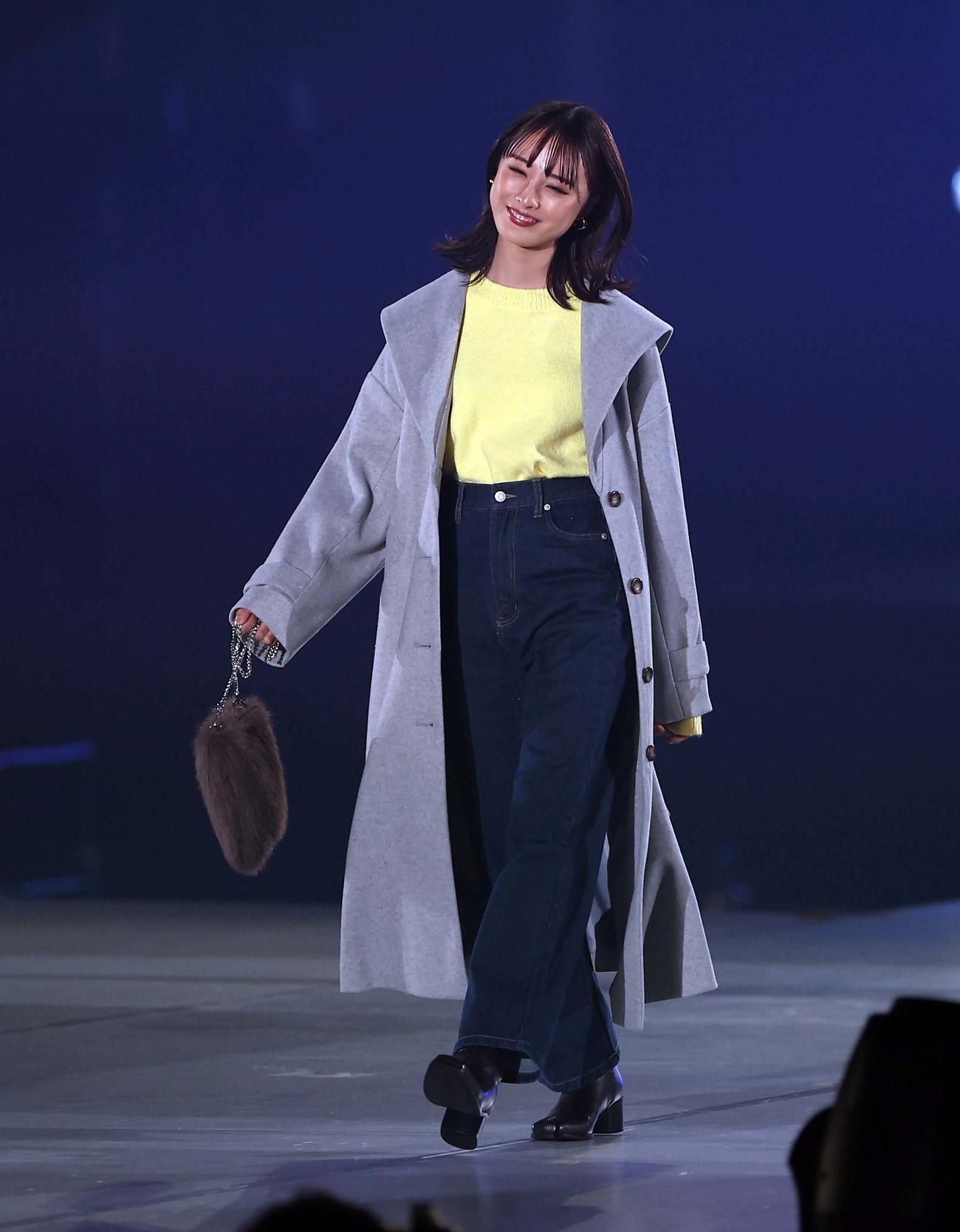 ランウェイを歩く大友花恋（撮影・上田博志）