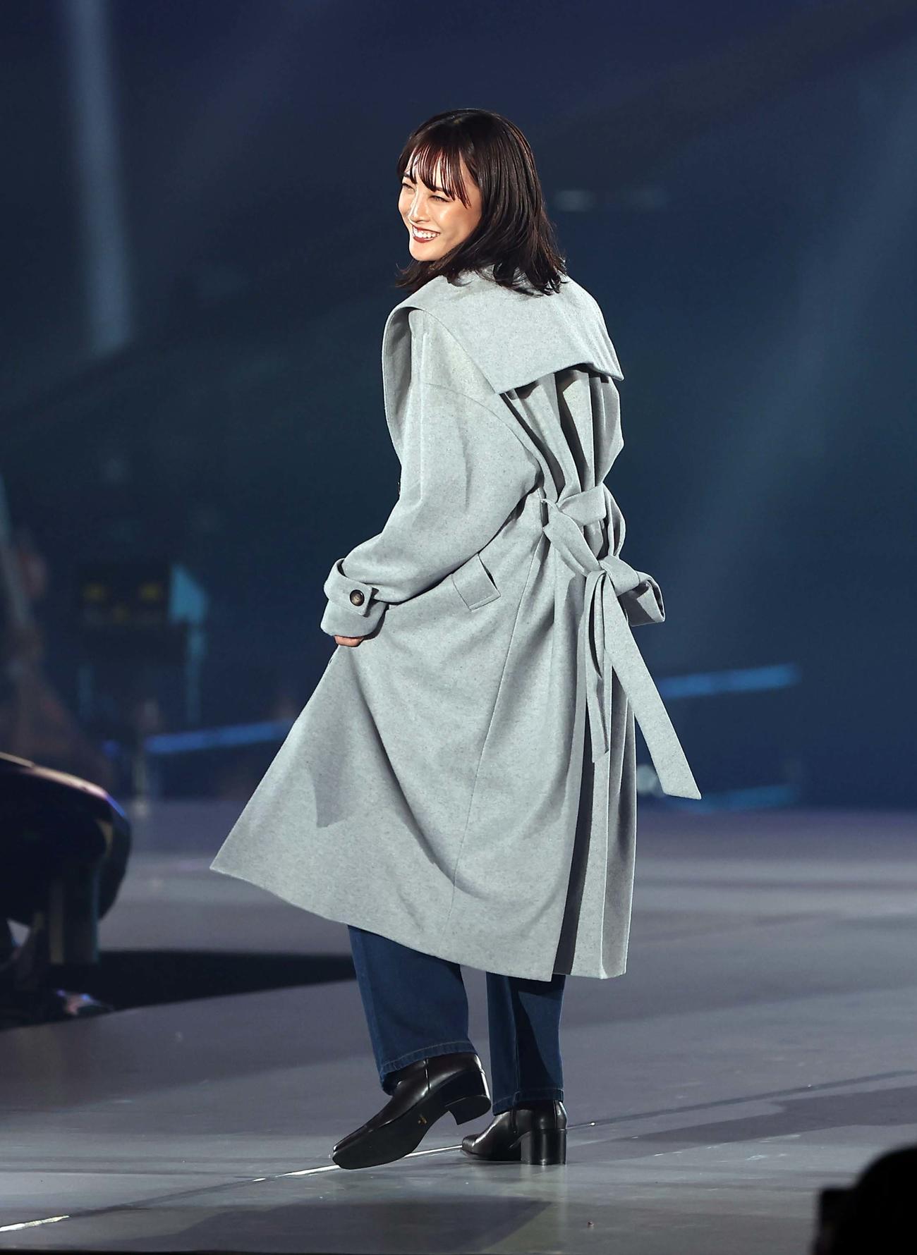 ランウェイを歩く大友花恋（撮影・上田博志）