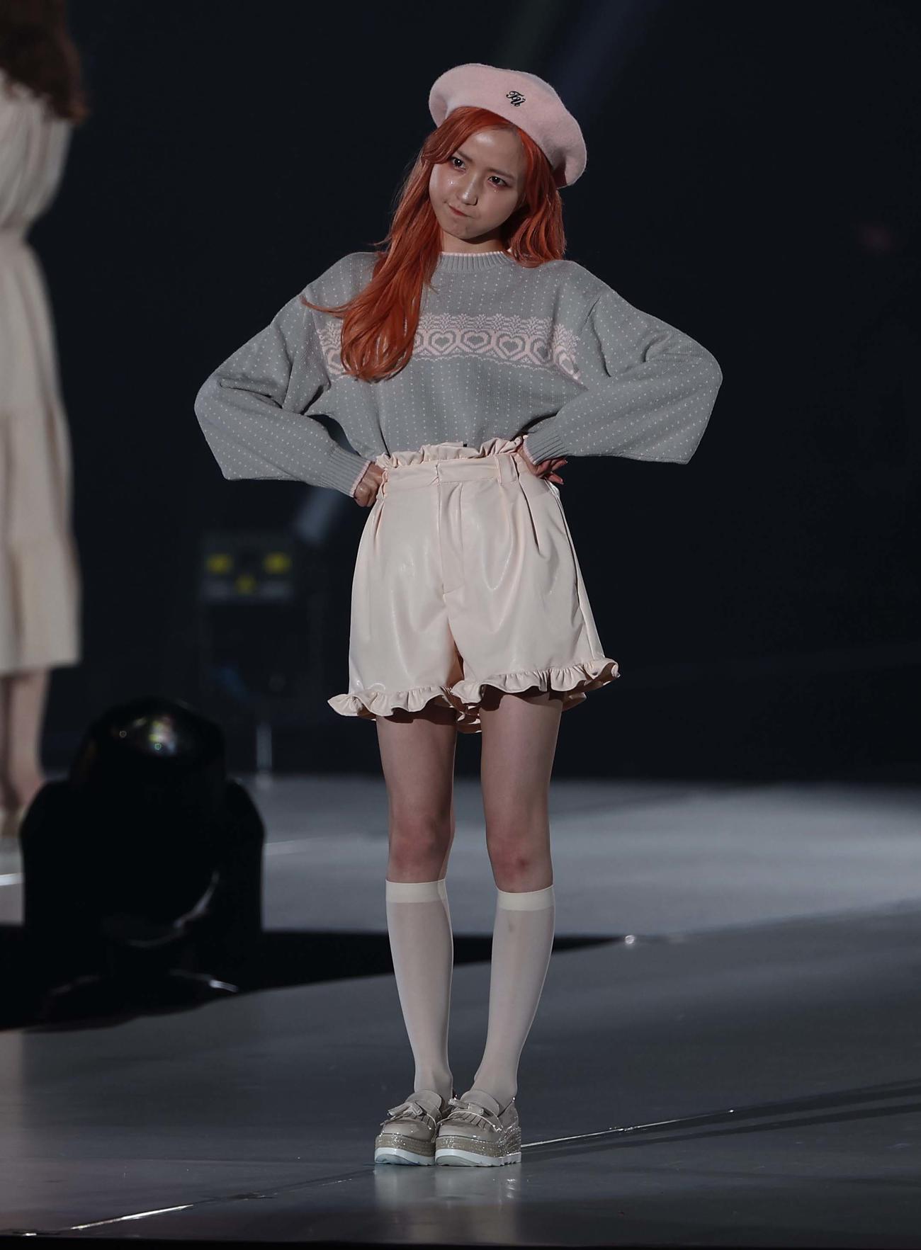 ランウェイを歩く本田仁美（撮影・上田博志）