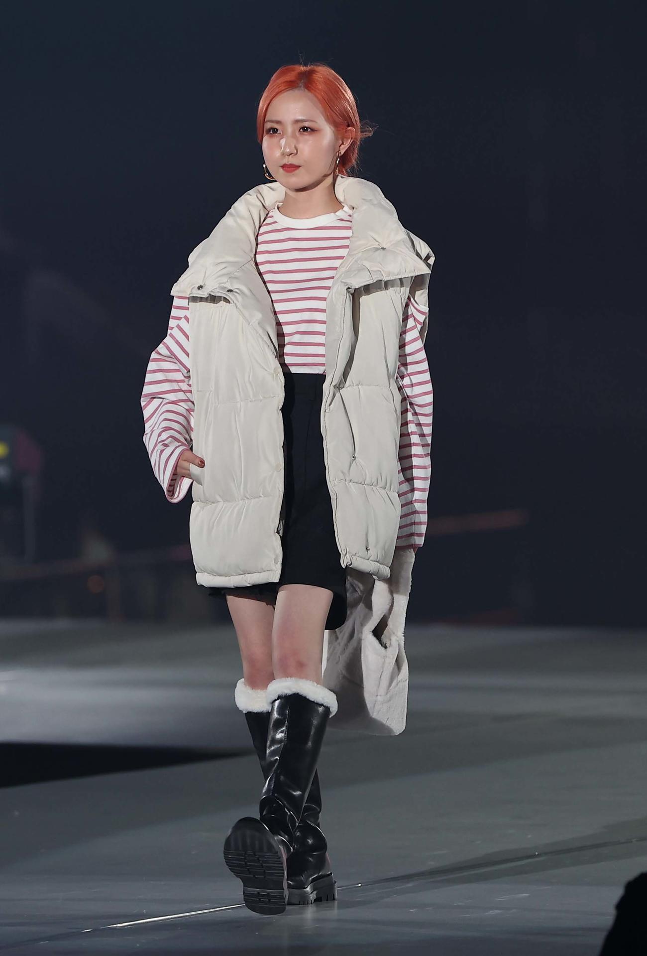 ランウェイを歩く本田仁美（撮影・上田博志）