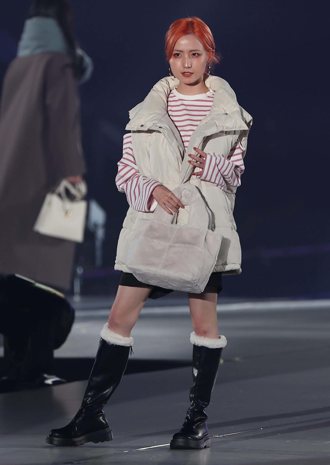 ランウェイを歩く本田仁美（撮影・上田博志