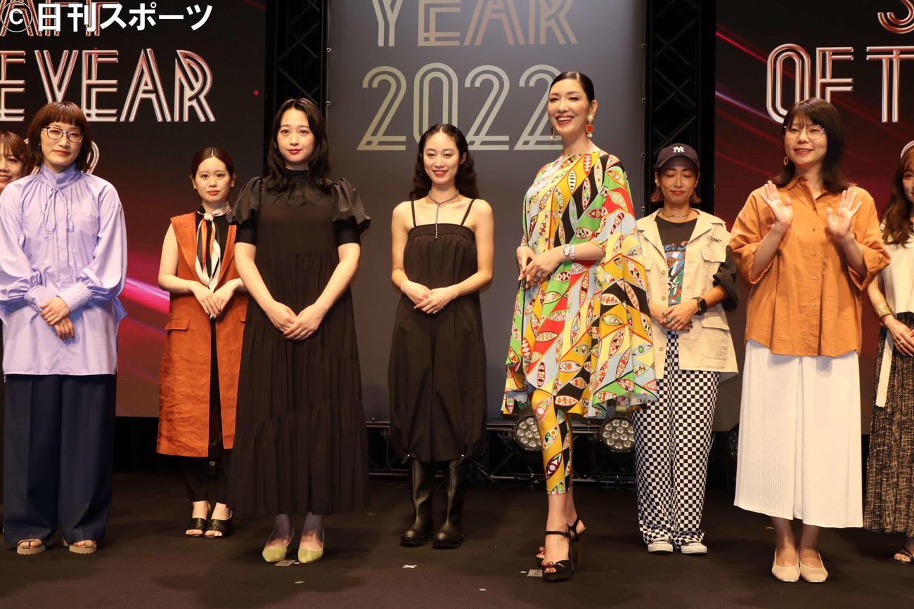 「STAFF OF THE YEAR2022」の最終審査に出席した、前列左からスパイクの松浦志穂、小川暖奈、アンミカ、相席スタートの山崎ケイ