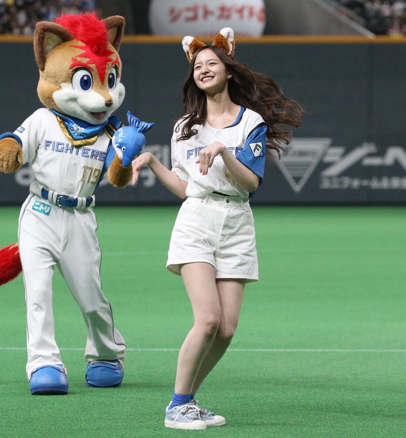 日本ハム対ソフトバンク　「きつねダンス」を披露する乃木坂46の金川紗耶（撮影・黒川智章）