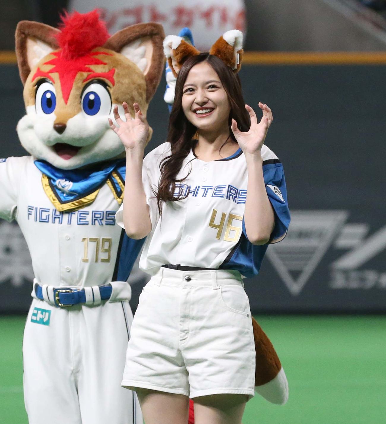 日本ハム対ソフトバンク　「きつねダンス」を披露する乃木坂46の金川紗耶（撮影・黒川智章）