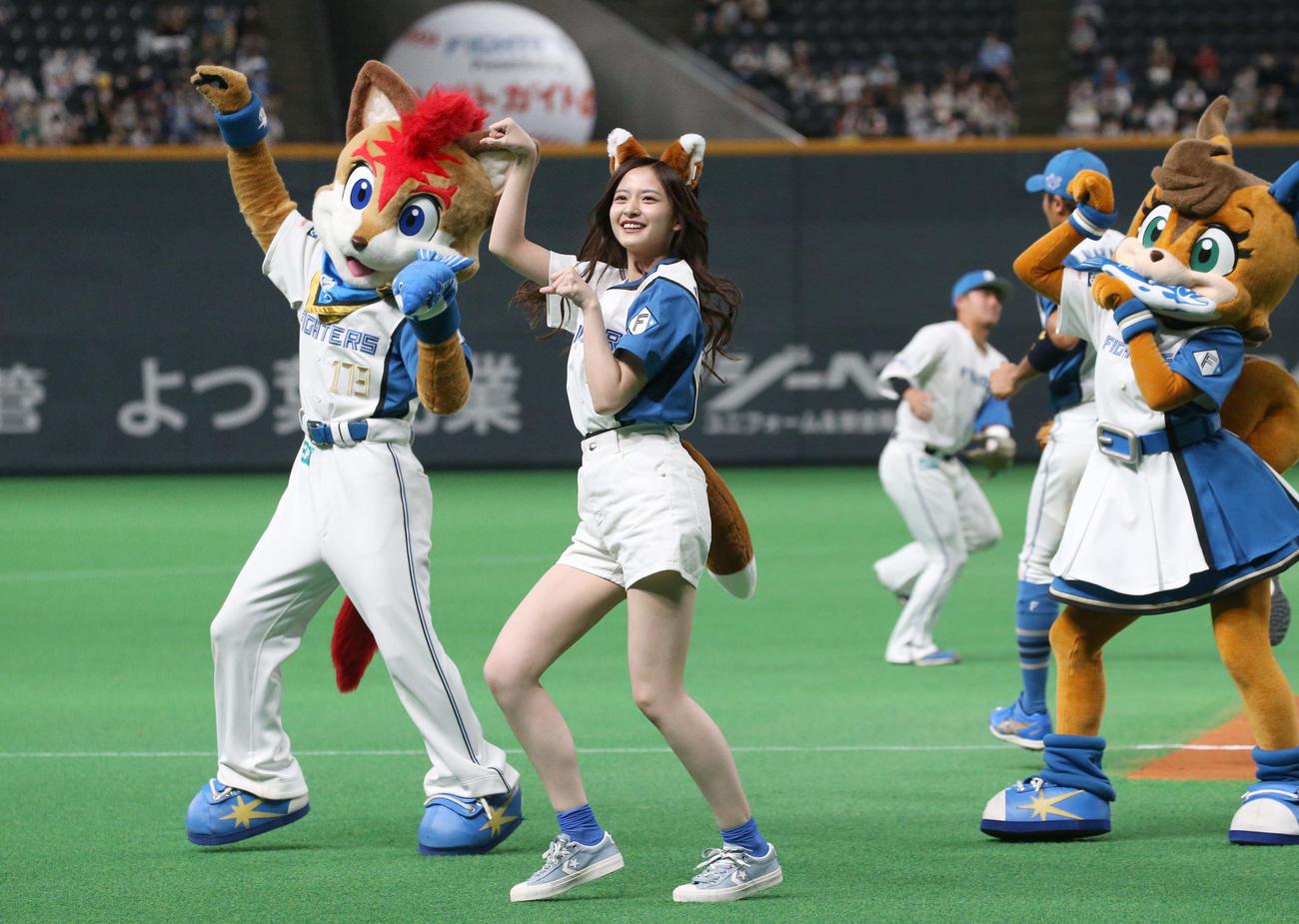日本ハム－ソフトバンク戦で「きつねダンス」を披露する乃木坂46金川紗耶（撮影・黒川智章）