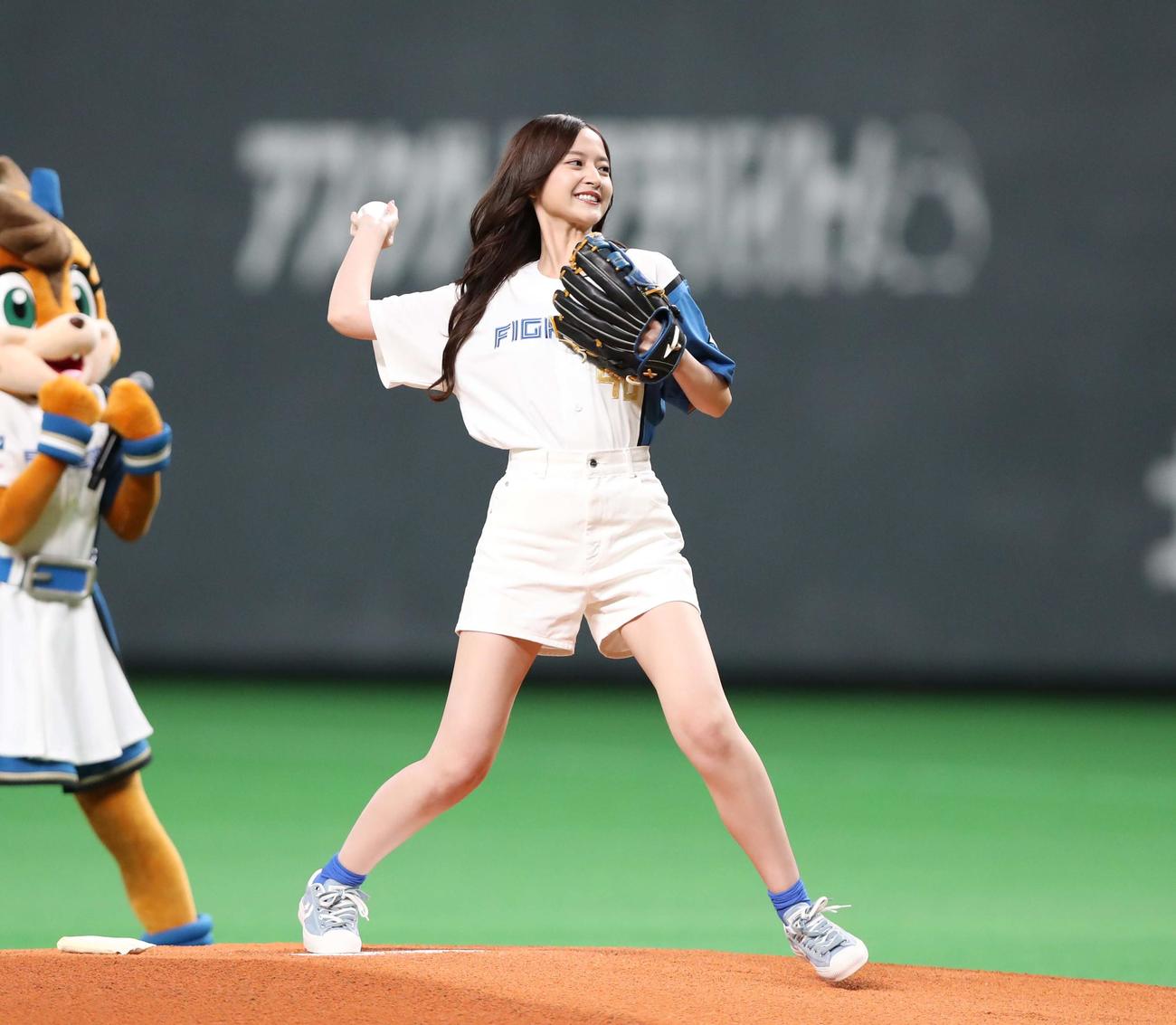日本ハム対ソフトバンク　ファーストピッチセレモニーで投球する乃木坂46の金川紗耶（撮影・黒川智章）