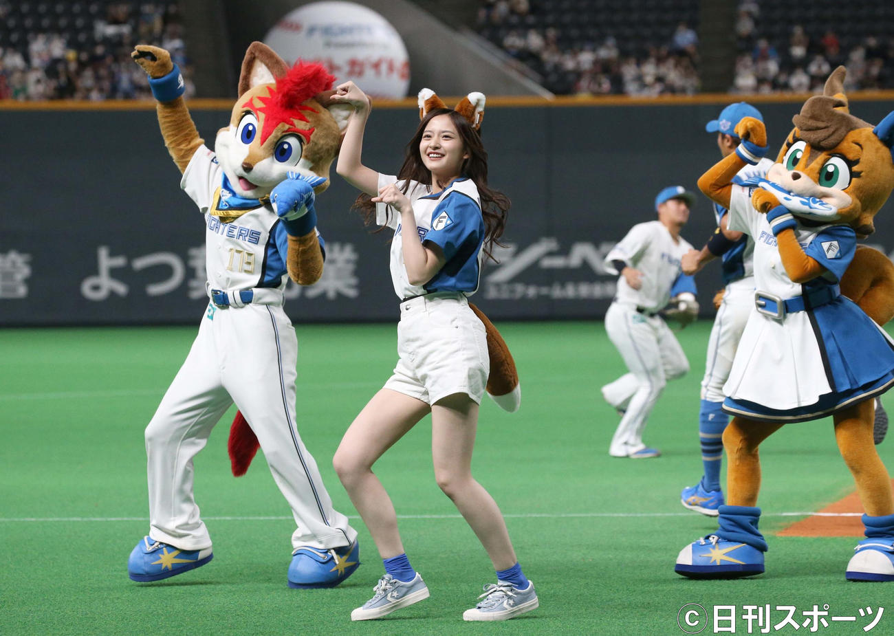 日本ハム－ソフトバンク戦で「きつねダンス」を披露する乃木坂46金川紗耶（撮影・黒川智章）