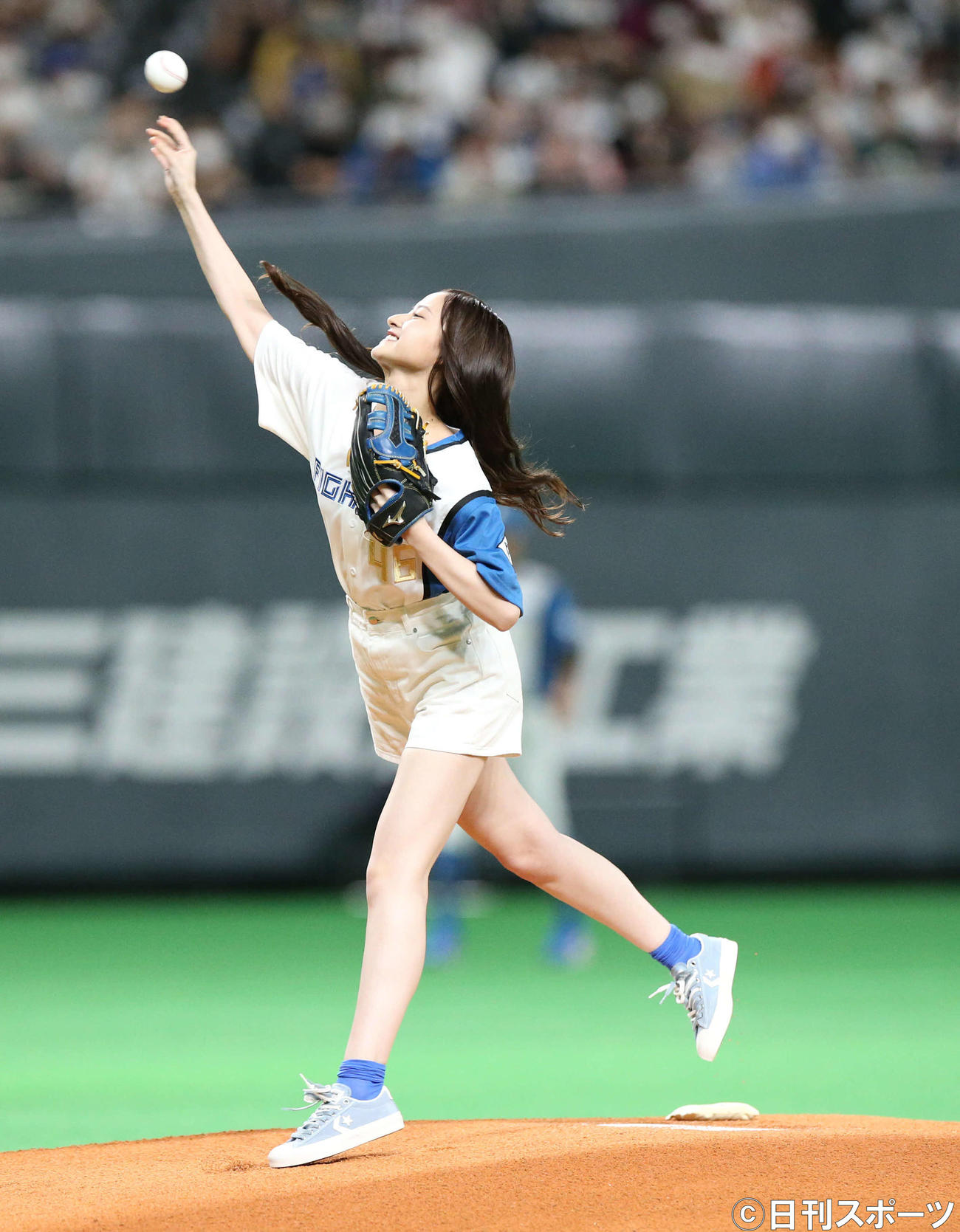 日本ハム－ソフトバンク戦のファーストピッチセレモニーで投球する乃木坂46の金川紗耶（撮影・佐藤翔太）