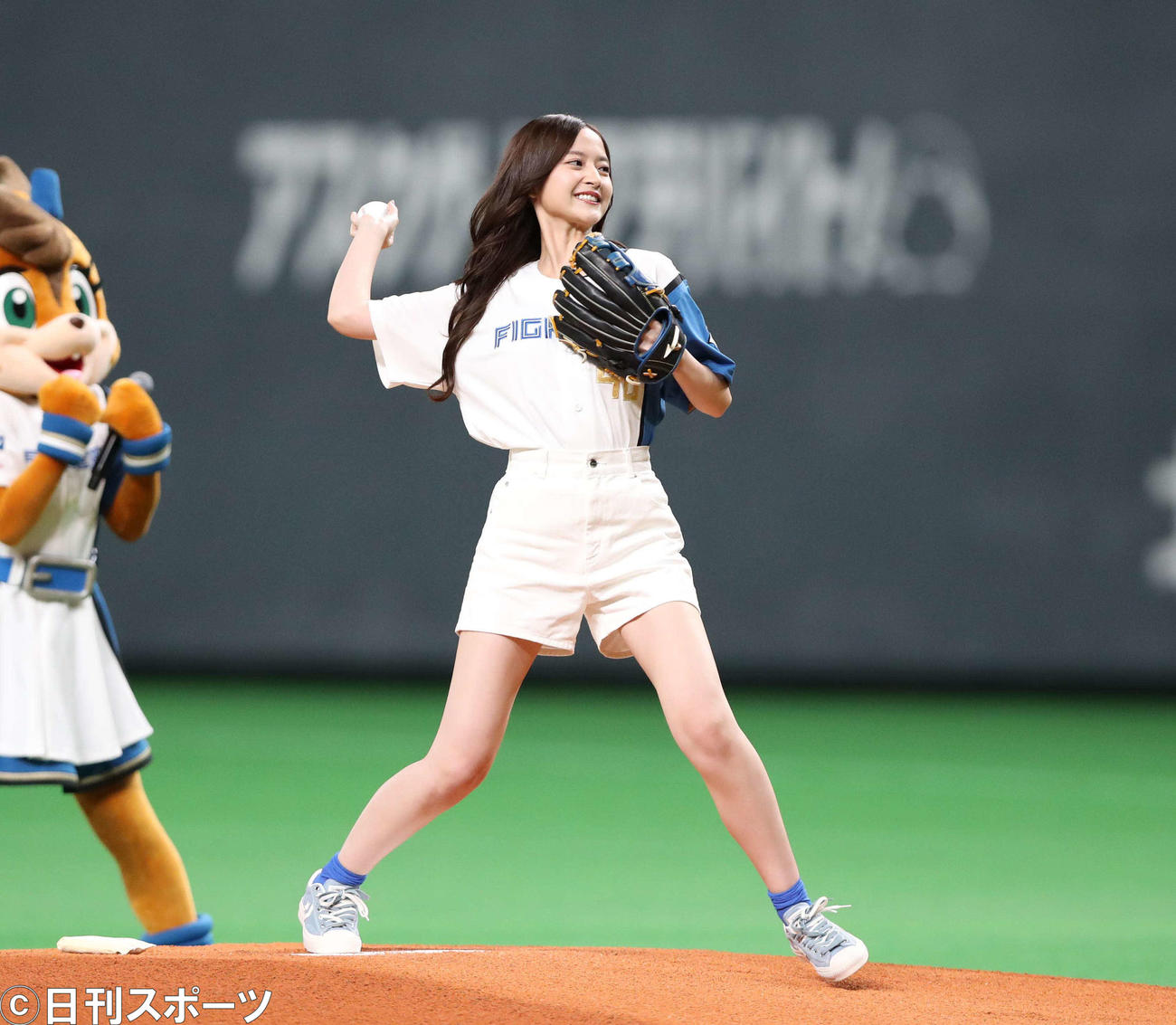 日本ハム－ソフトバンク戦のファーストピッチセレモニーで投球する乃木坂46の金川紗耶（撮影・黒川智章）
