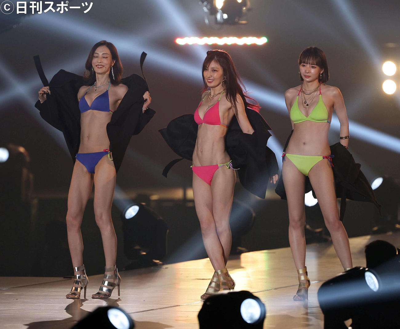 ランウェイで服を脱ぎ水着になる、左から池田夏希、熊田曜子、岡田紗佳（撮影・上田博志）