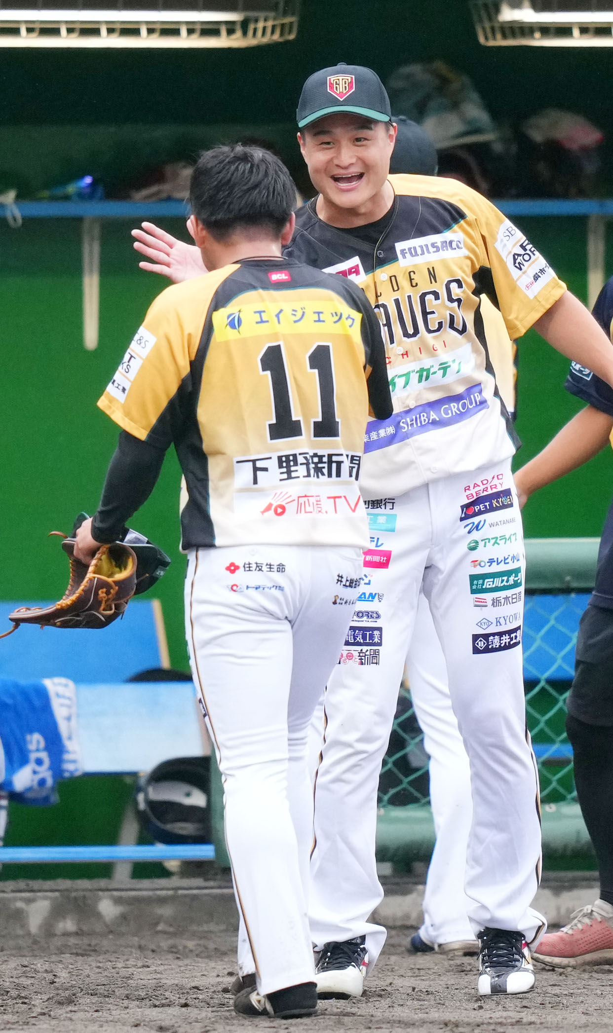 栃木対茨城　ナインとタッチを交わす栃木・ティモンディの高岸宏行（右）（撮影・横山健太）