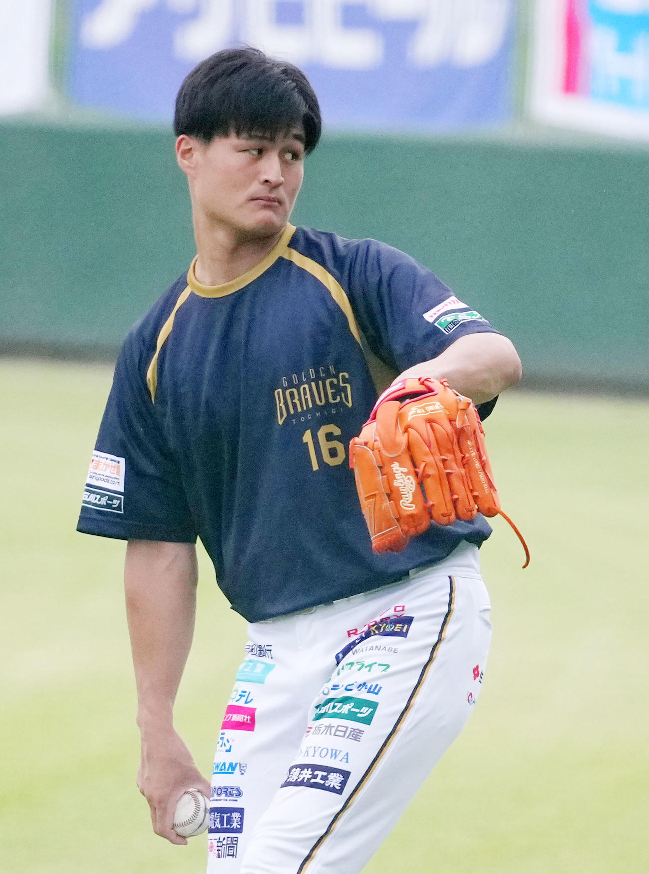 栃木対茨城　試合前、キャッチボールをするティモンディの高岸宏行（撮影・横山健太）