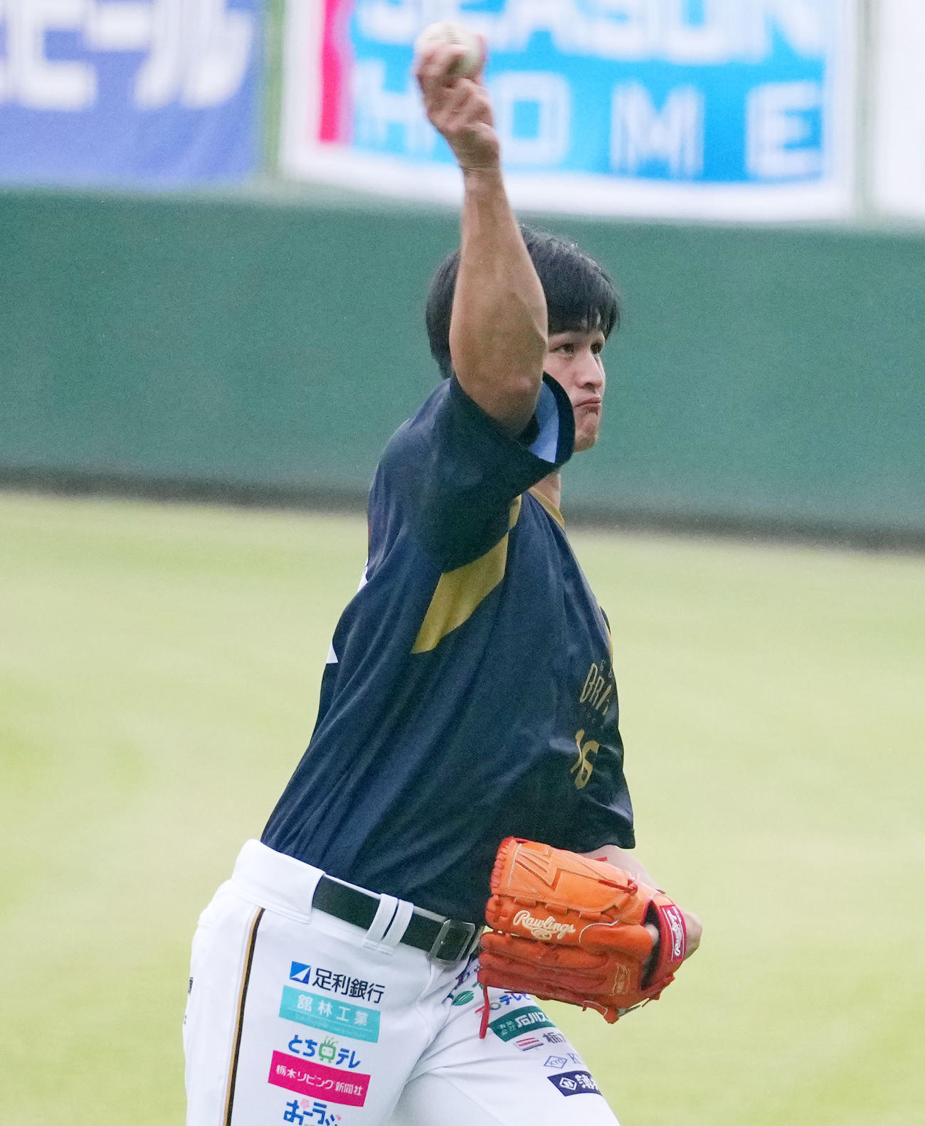 栃木対茨城　試合前、キャッチボールをするティモンディの高岸宏行（撮影・横山健太）