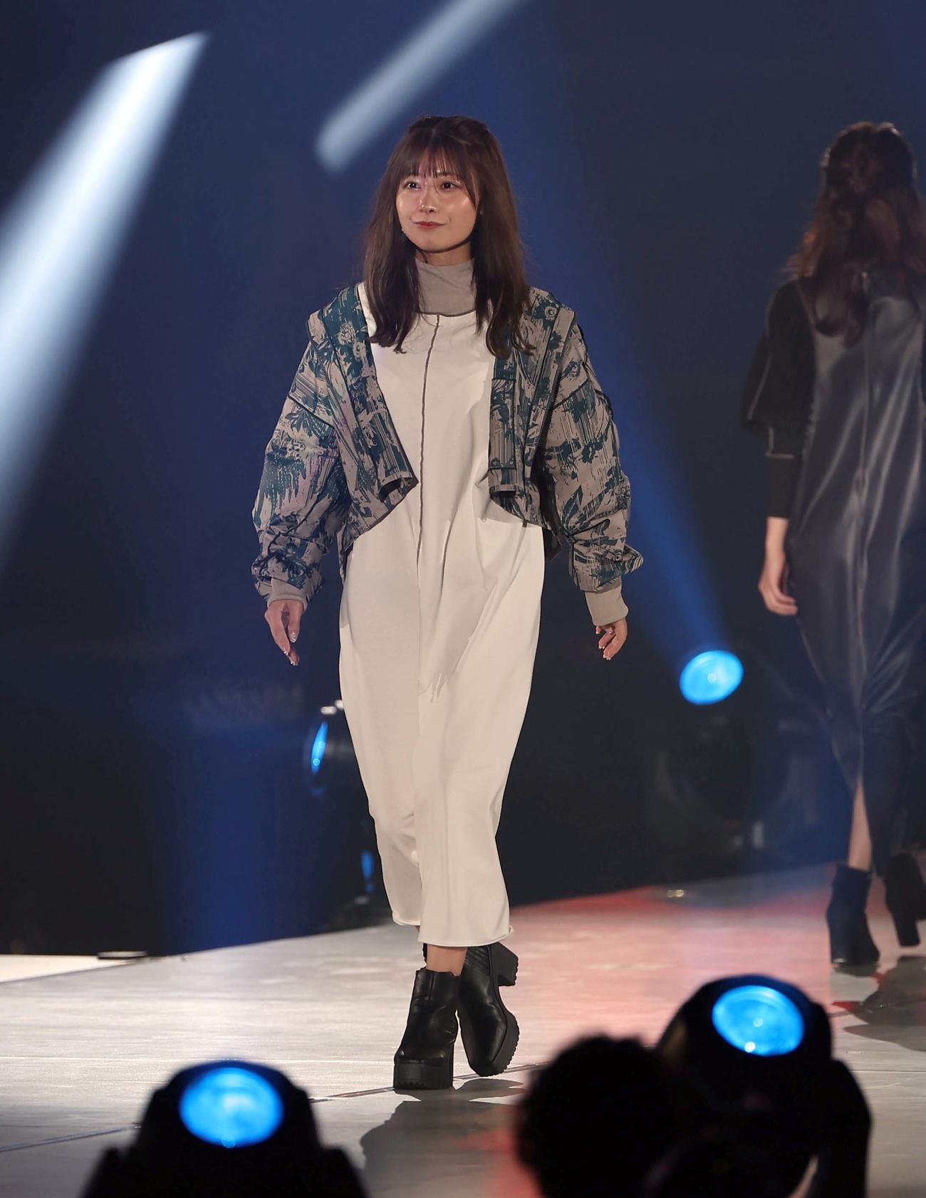ランウェイで転んでしまう鈴木優香（撮影・上田博志）