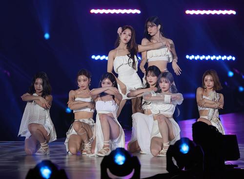 ランウェイで歌うfromis_9（撮影・上田博志）