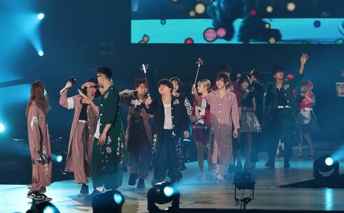 エンディングでファンにあいさつする出演者たち（撮影・上田博志）