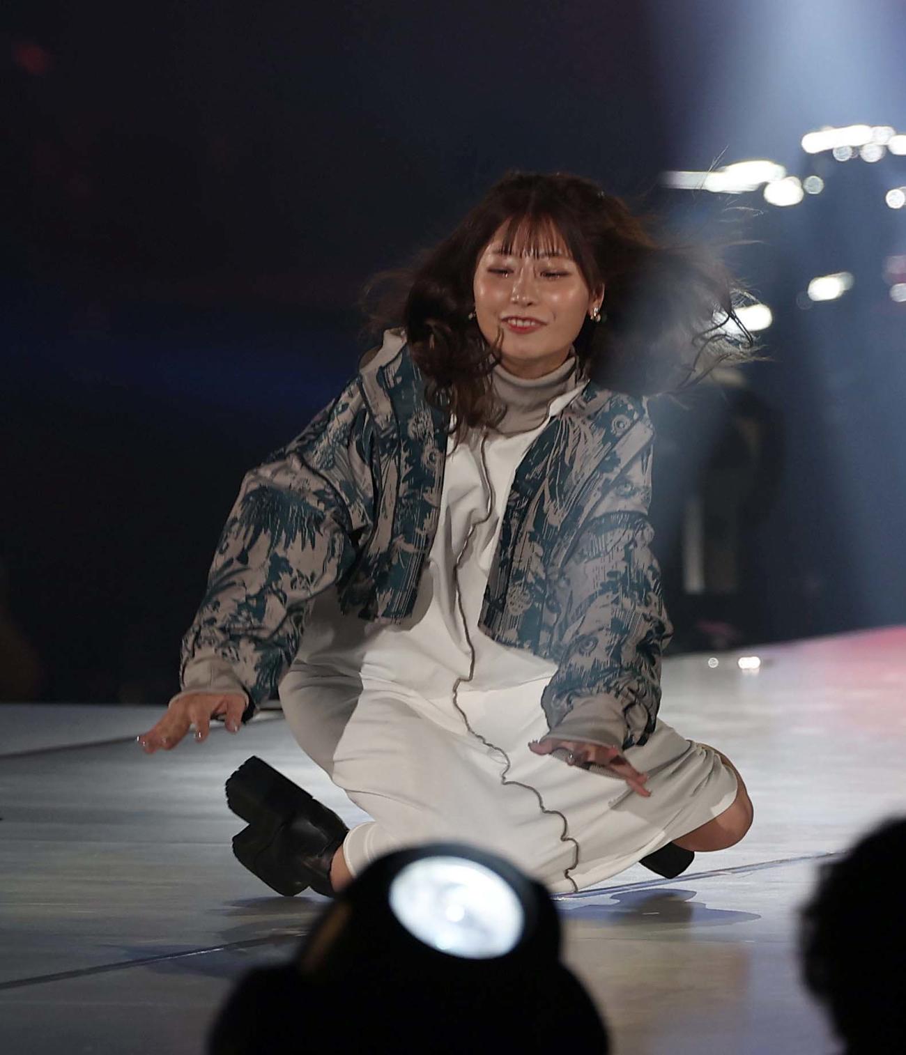 ランウェイで転んでしまう鈴木優香（撮影・上田博志）
