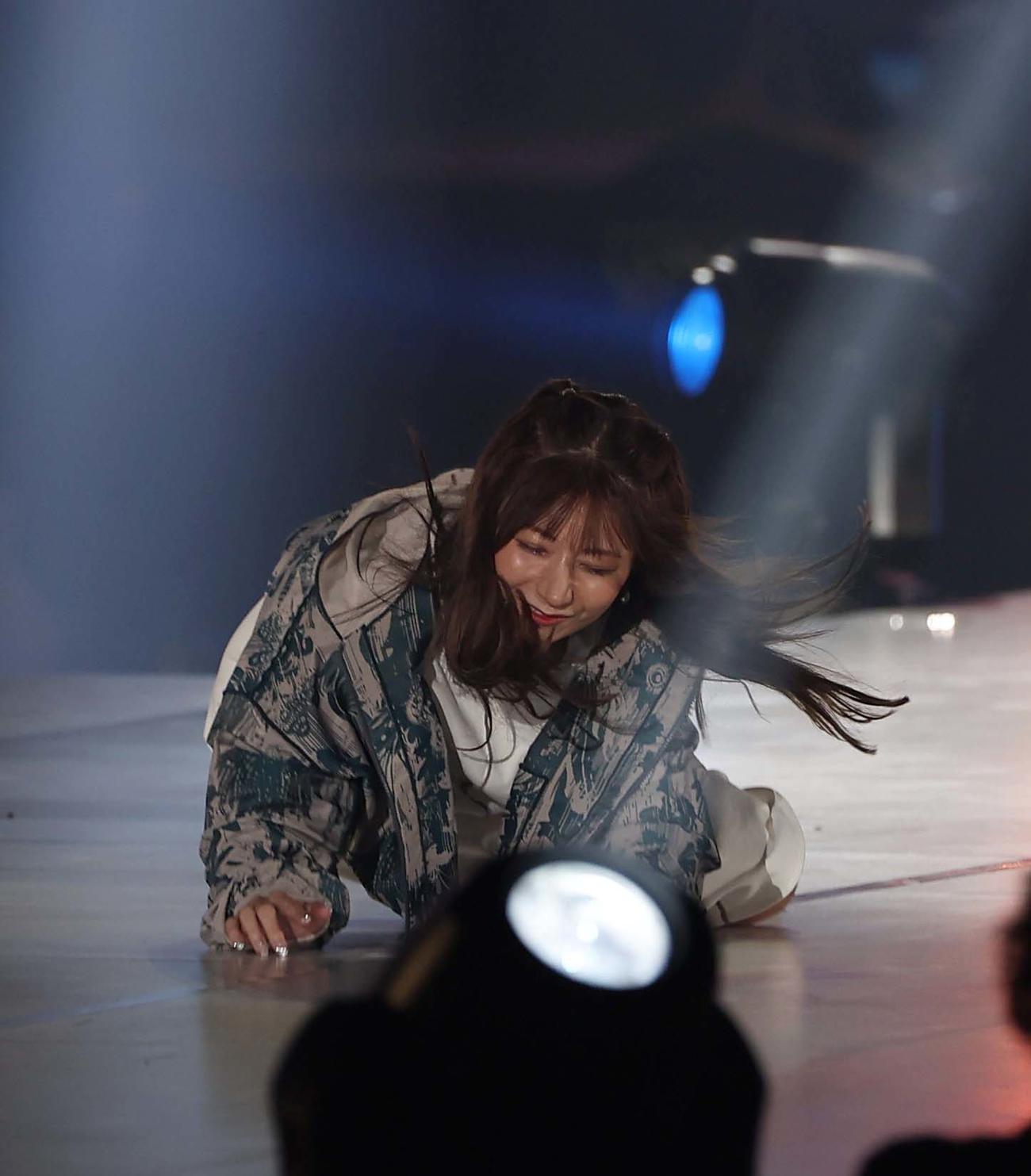 ランウェイで転んでしまう鈴木優香（撮影・上田博志）