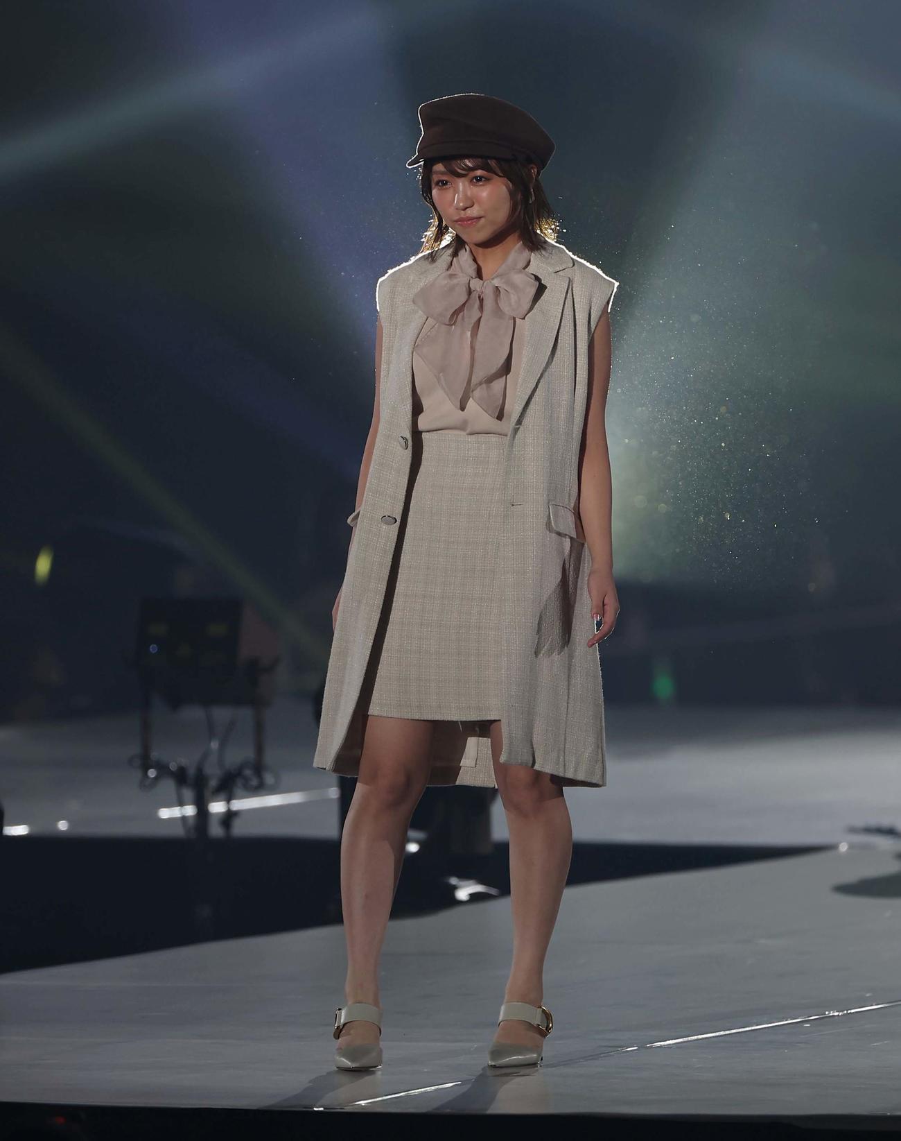 ランウェイを歩く大原優乃（撮影・上田博志）