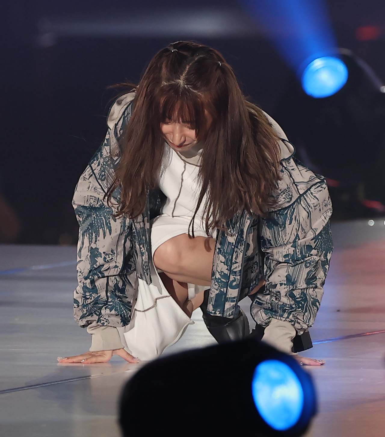 ランウェイで転んでしまう鈴木優香（撮影・上田博志）