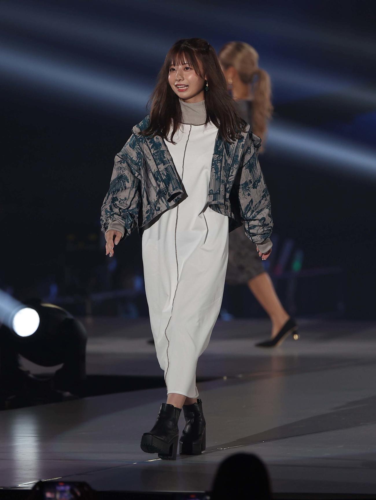 ランウェイで転んでしまう鈴木優香（撮影・上田博志）
