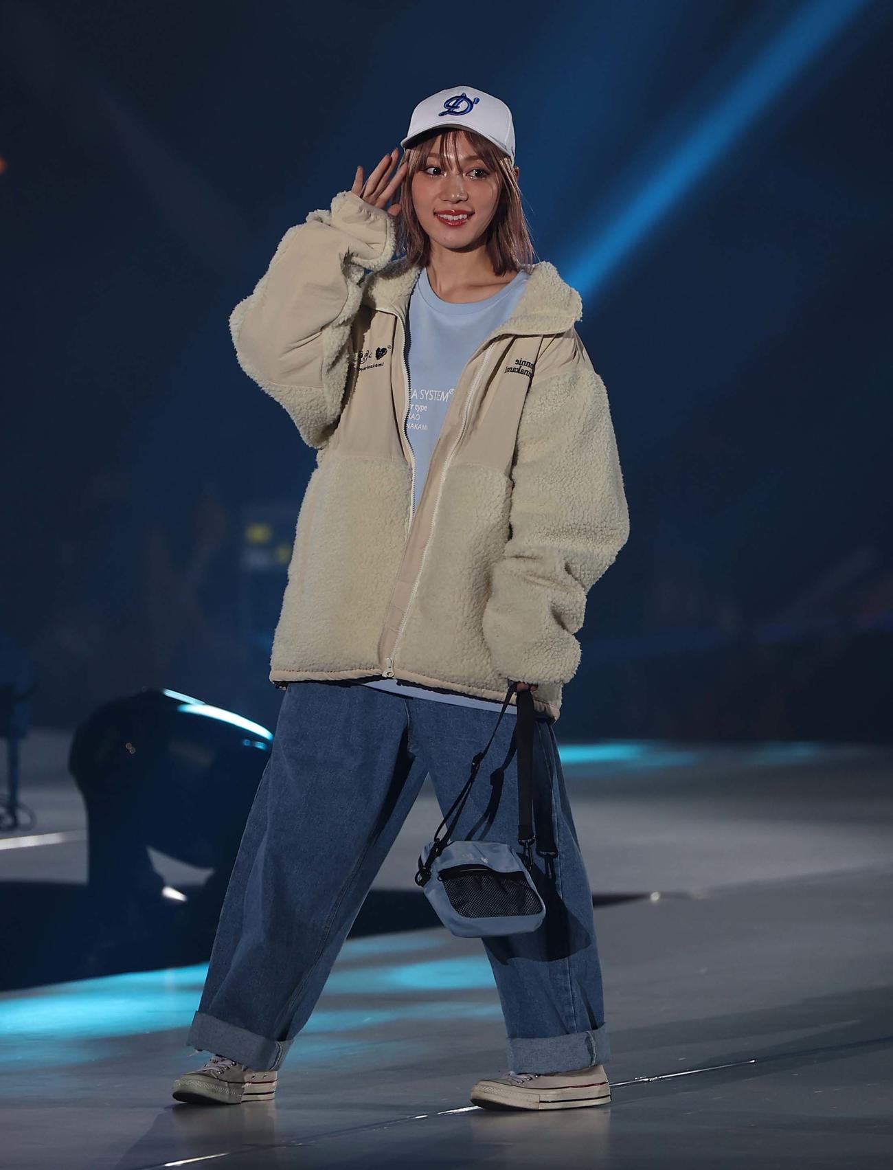 ランウェイを歩く古川優香（撮影・上田博志）